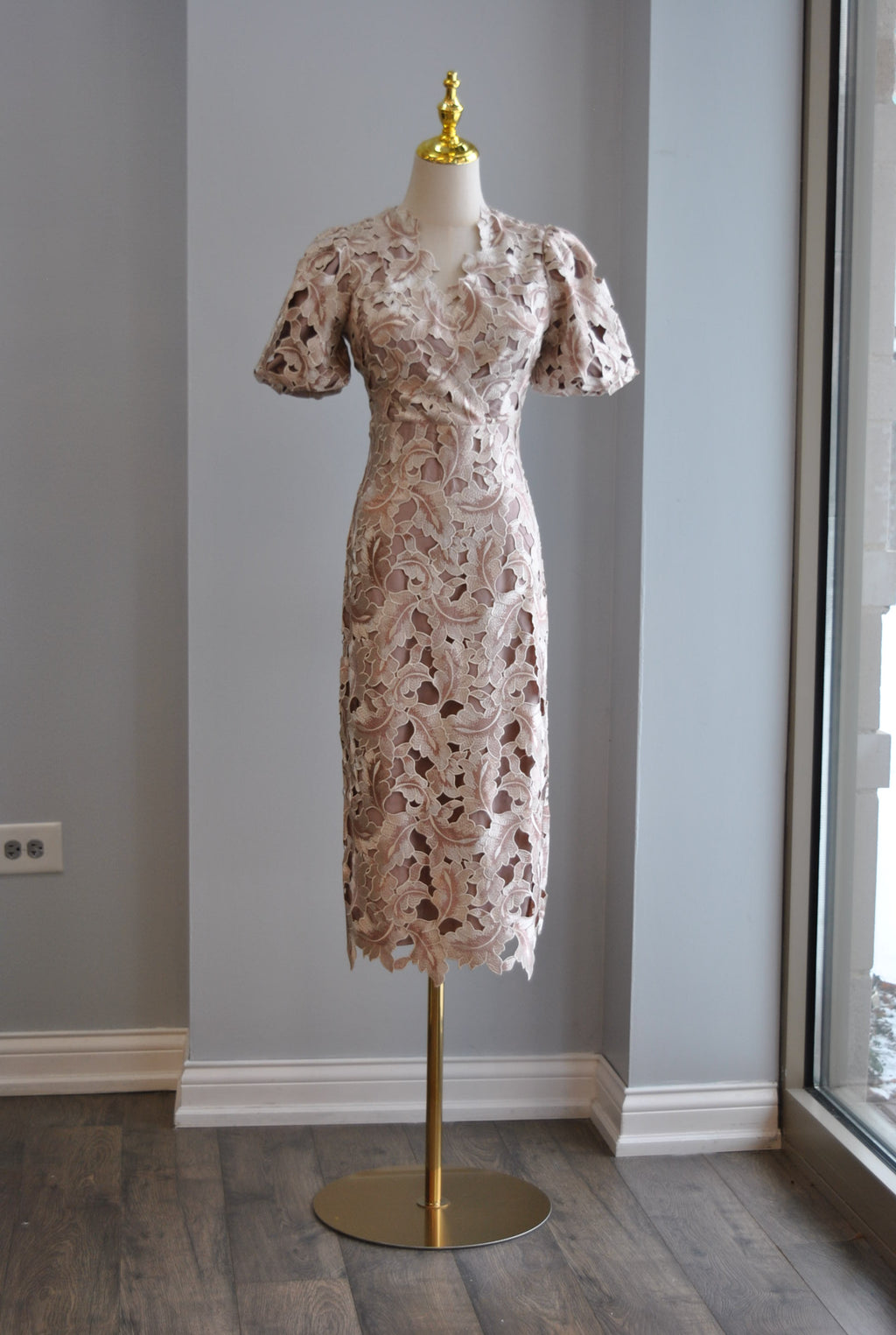 DUSTY PINK LACE MIDI DRESS