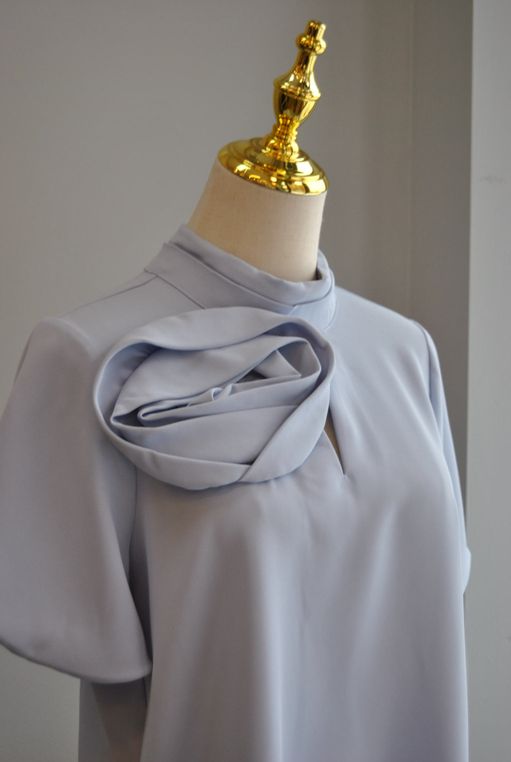 LIGHT BLUE BLOUSE WITH A FLOSER