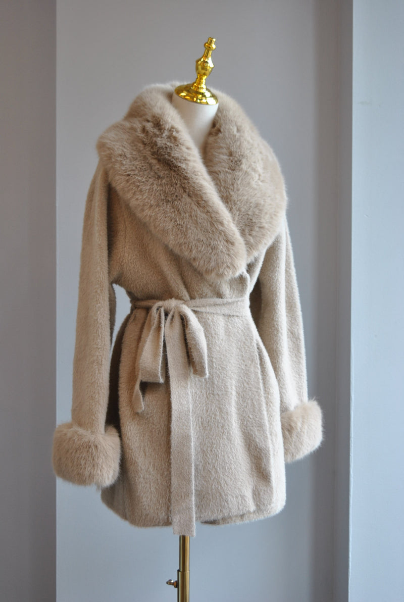 CARAMEL SWEATER WITH FAUX FUR AND A BELT