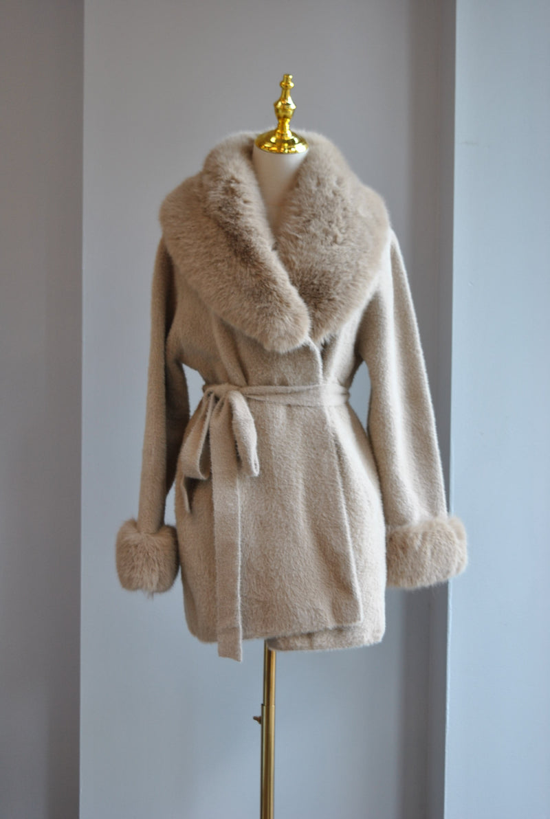 CARAMEL SWEATER WITH FAUX FUR AND A BELT