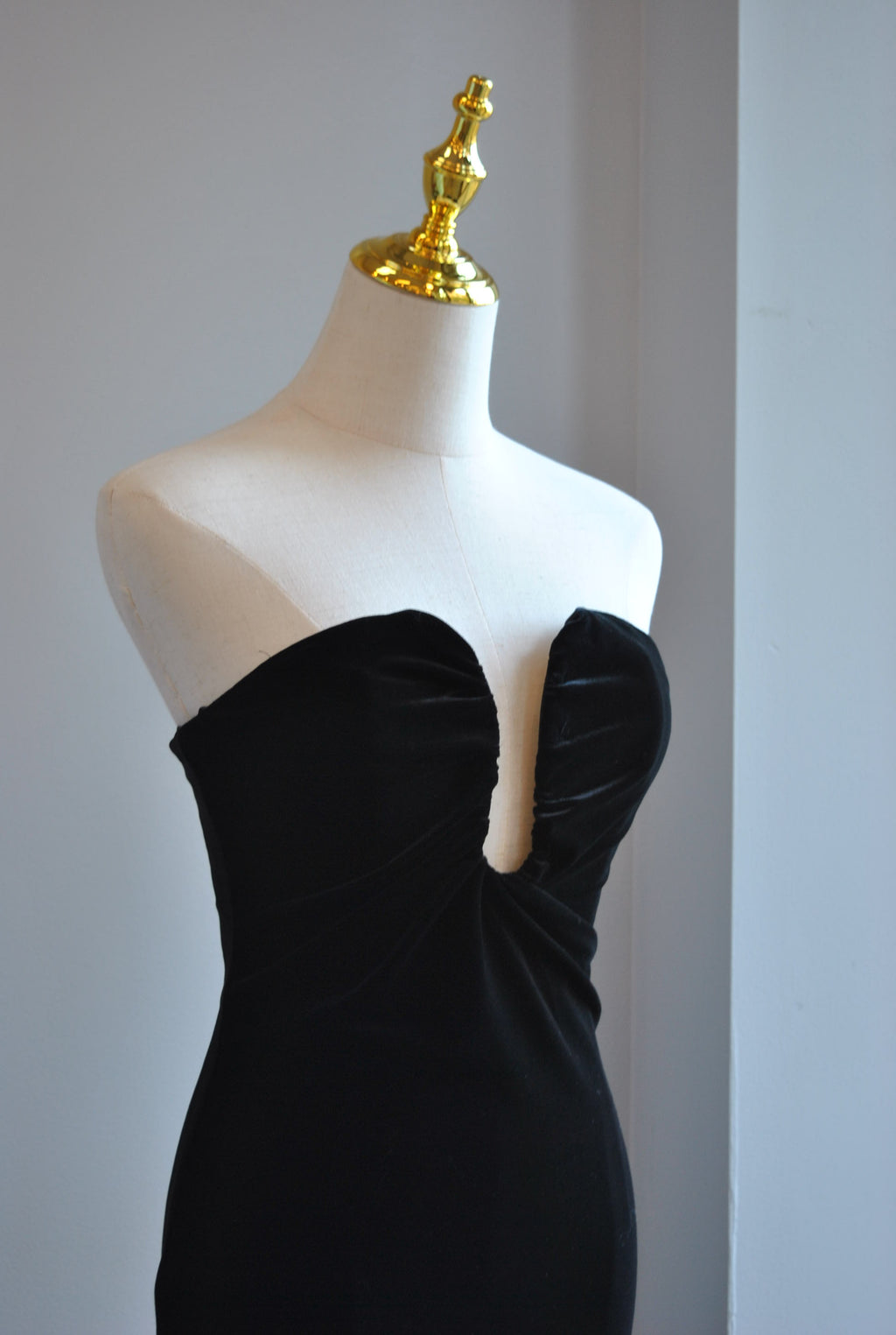 BLACK VELVET STRAPLESS MIDI DRESS