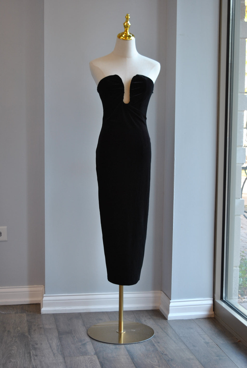 BLACK VELVET STRAPLESS MIDI DRESS