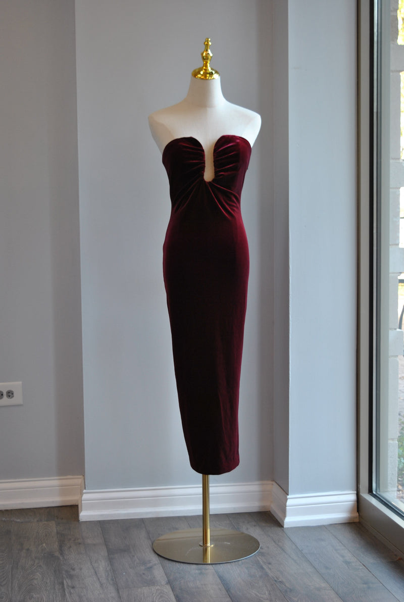 BURGUNDY VELVET MIDI STRAPLESS DRESS