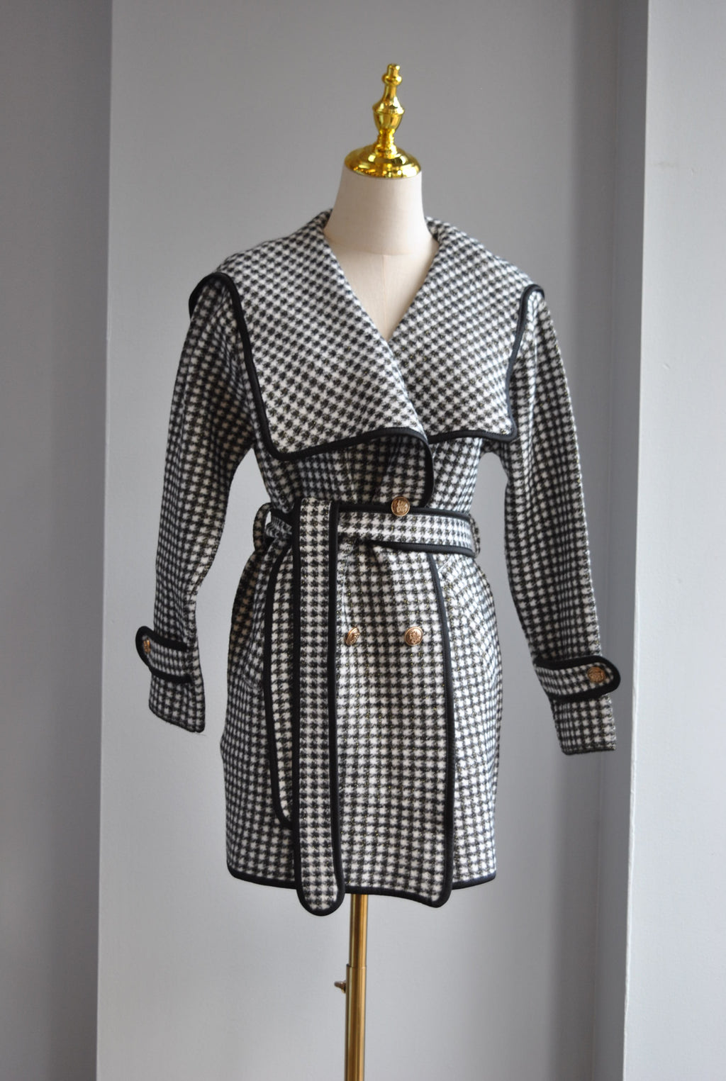 BLACK AND WHITE CHECK JACKET WITHA BELT