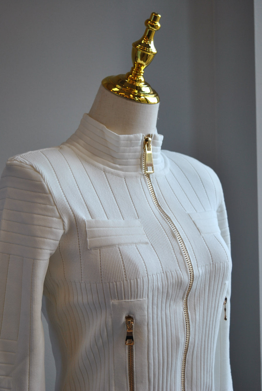 WHITE SWEATER BLAZER WITH GOLD ZIPPERS