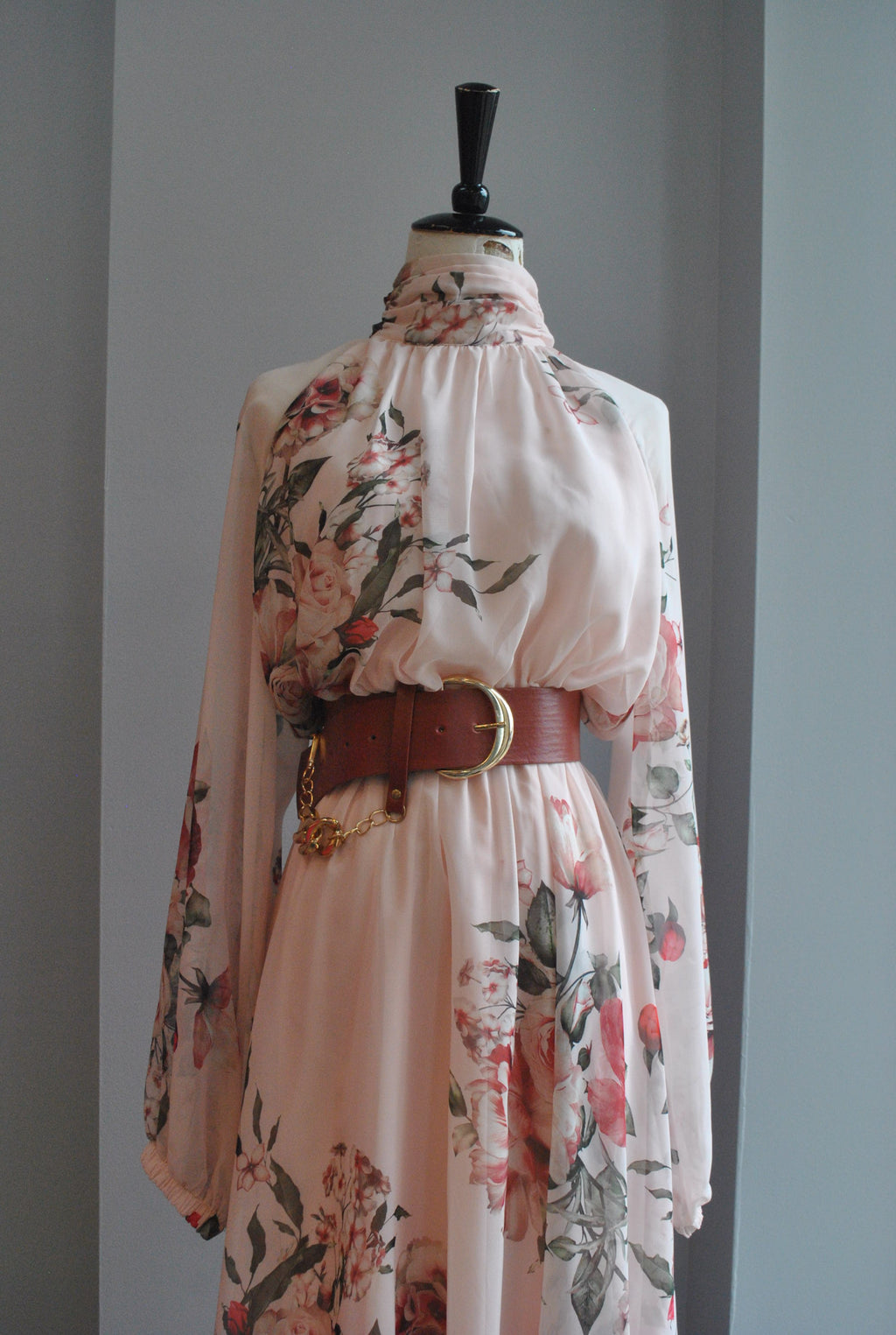 PEACH MULTI MIDI SUMMER DRESS WITH HIGH NECK AND A BELT