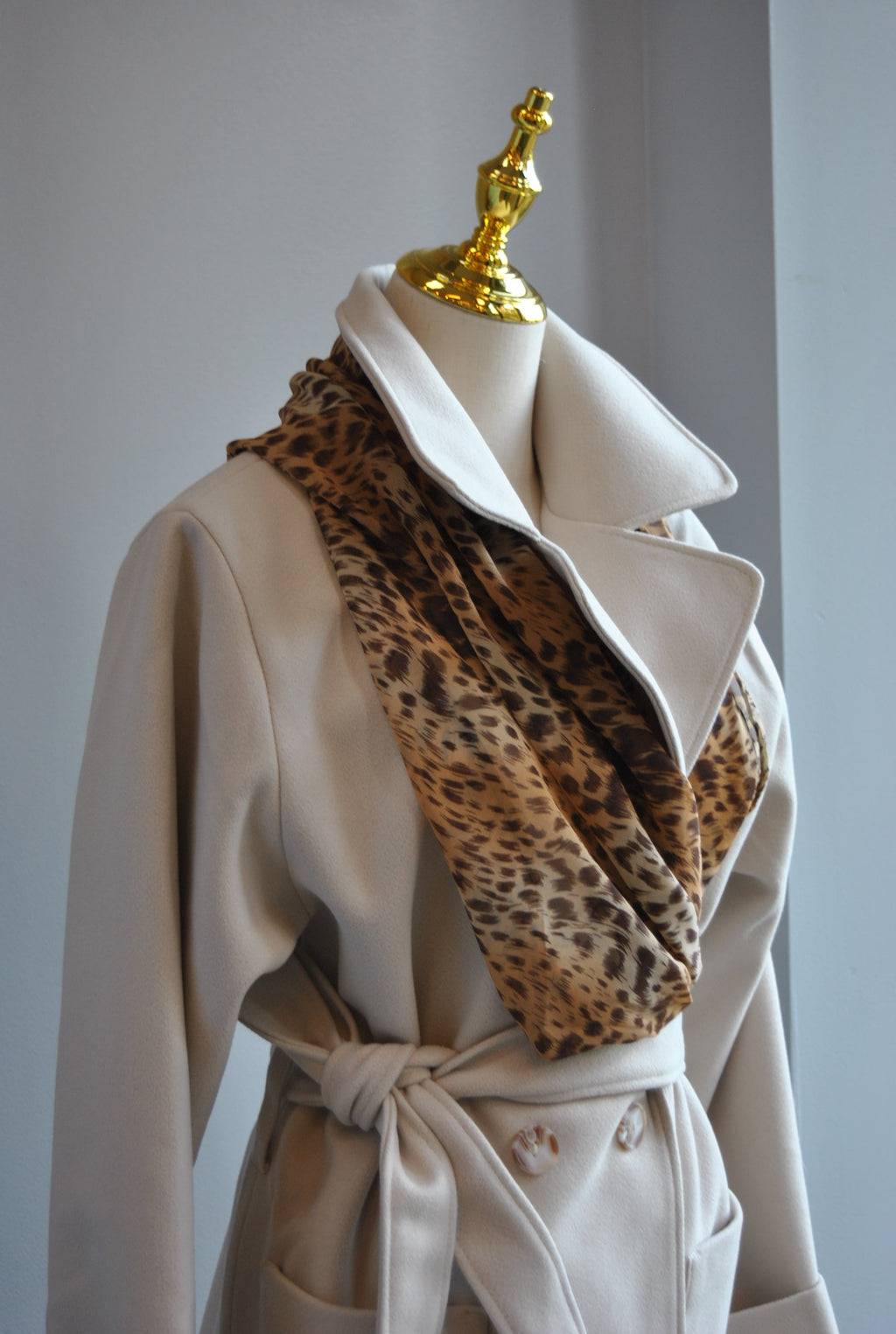 LIGHT BEIGE WOOL FALL COAT WITH SIDE POCKETS AND A SCARF