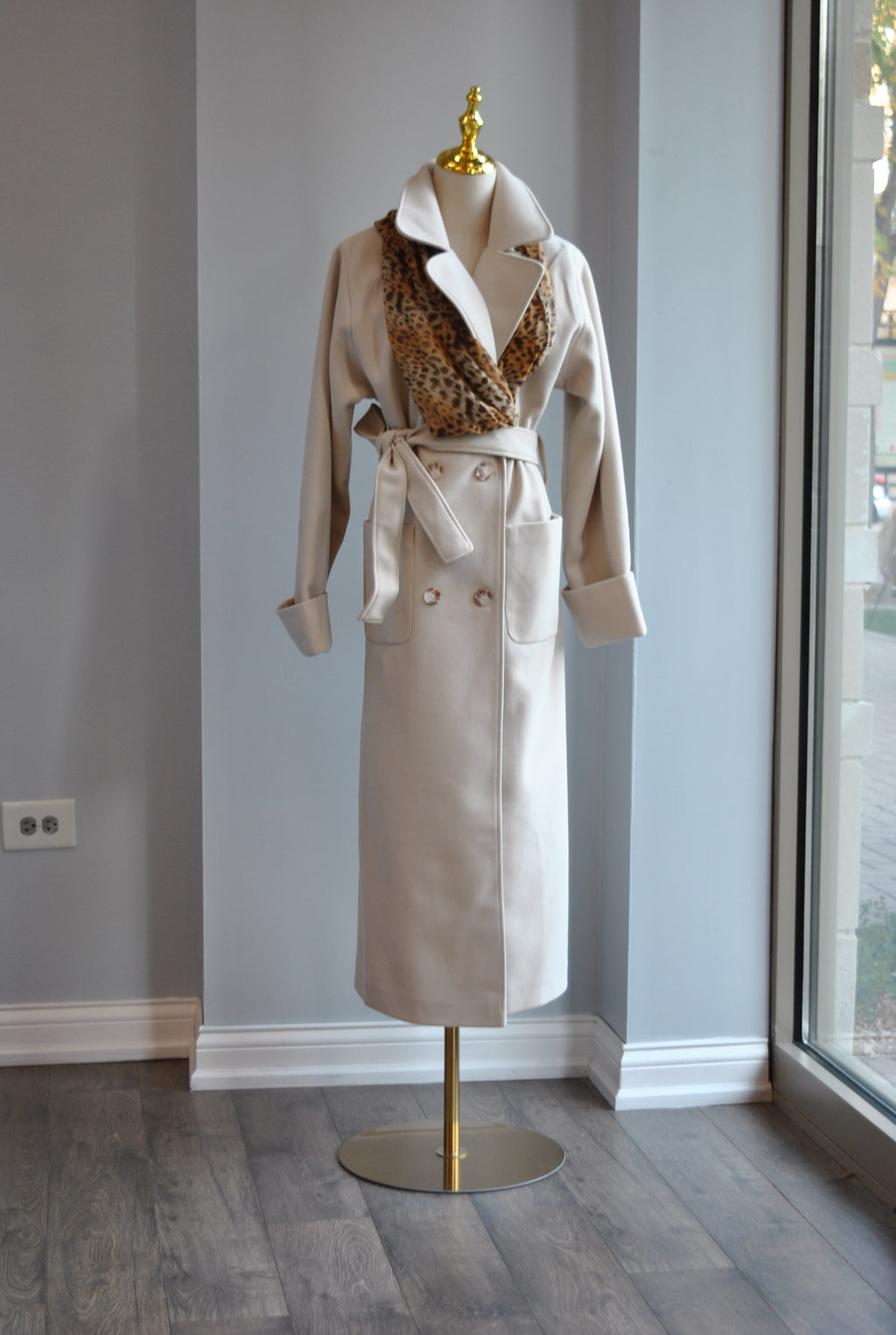 LIGHT BEIGE WOOL FALL COAT WITH SIDE POCKETS AND A SCARF