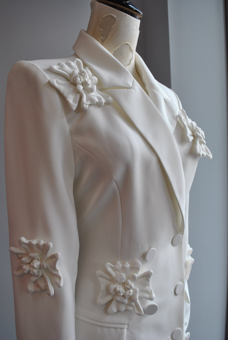 WHITE JACKET DRESS WITH FLOWERS