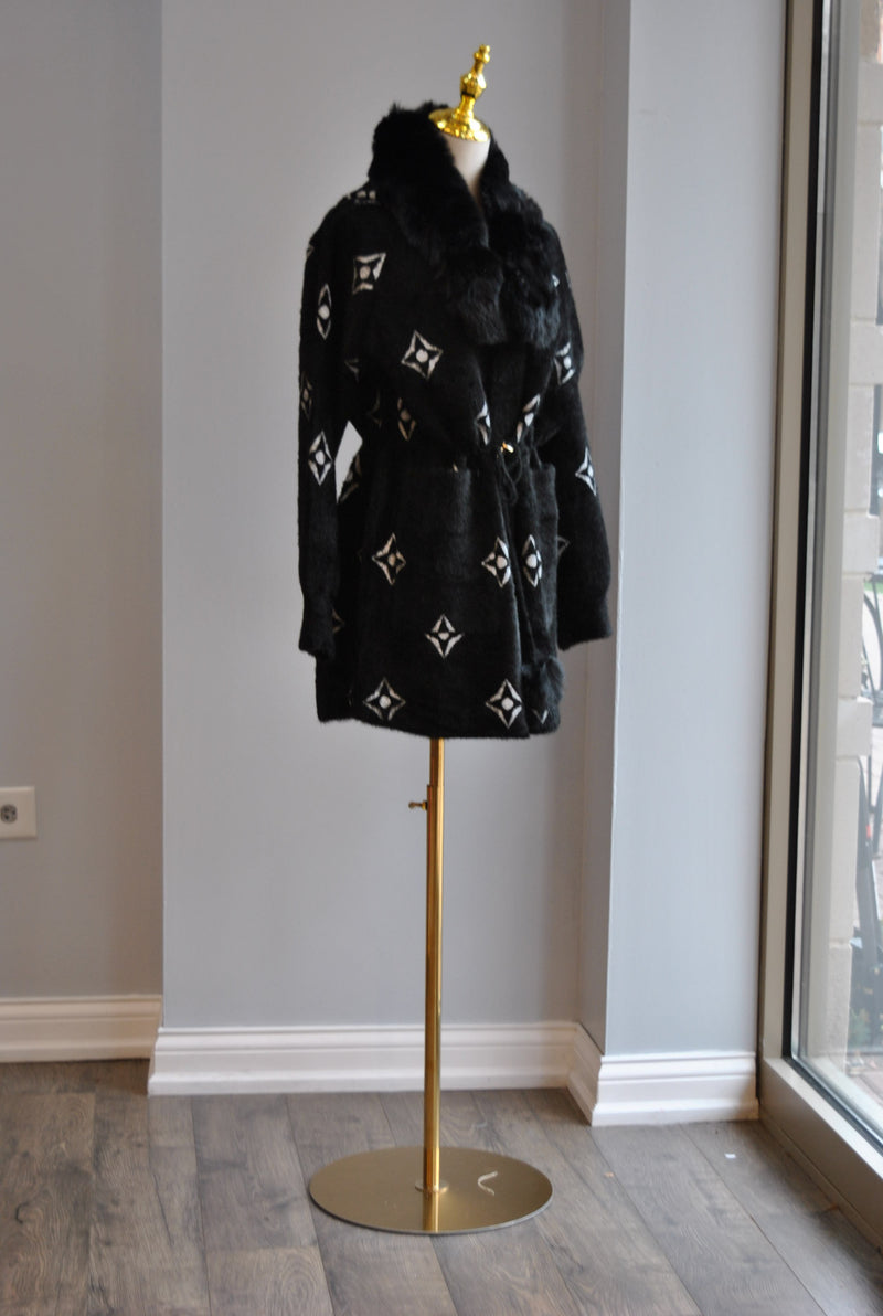 BLACK AND WHITE PRINT ALPAKA COAT WITH A HOODIE AND DETACHABLE FAUX FUR