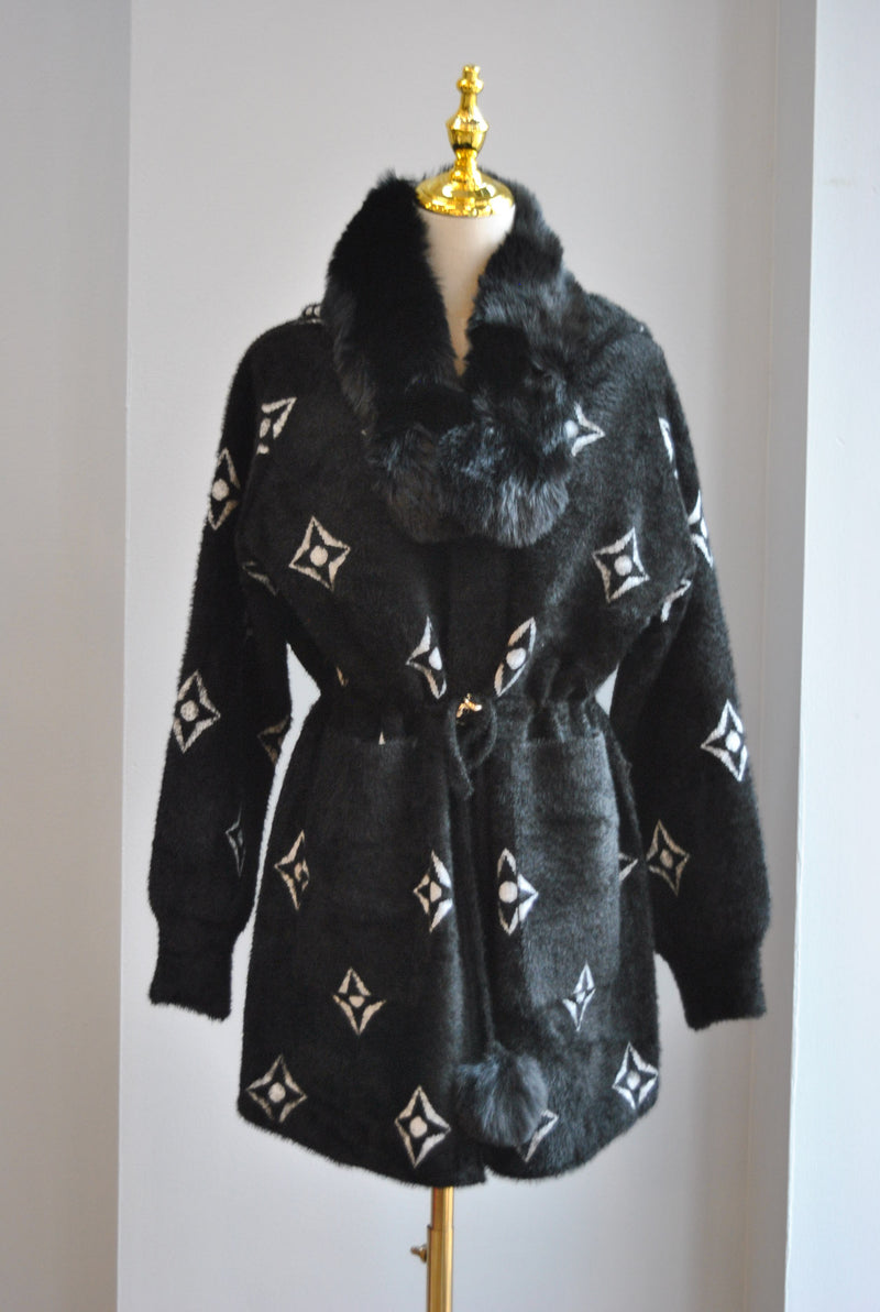 BLACK AND WHITE PRINT ALPAKA COAT WITH A HOODIE AND DETACHABLE FAUX FUR