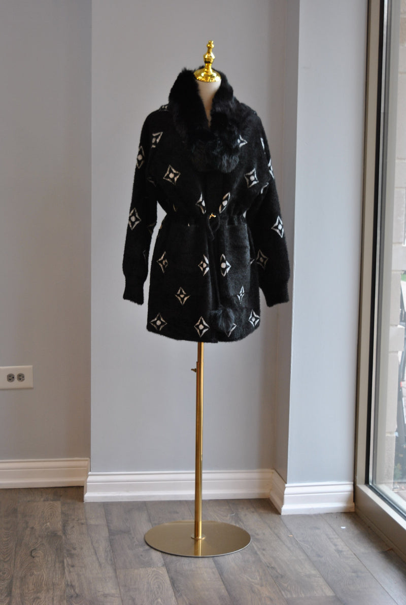 BLACK AND WHITE PRINT ALPAKA COAT WITH A HOODIE AND DETACHABLE FAUX FUR