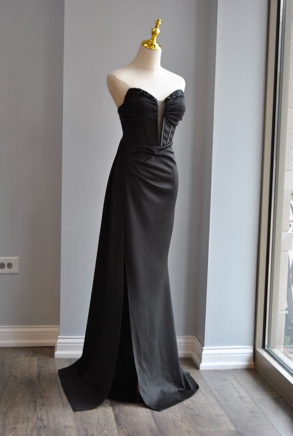 BLACK LONG EVENING STRAPLESS GOWN