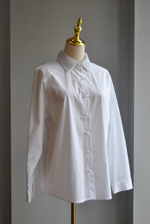 WHITE SHIRT WITH PEARL DETAIL