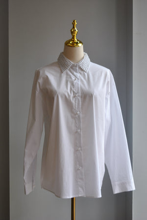 WHITE SHIRT WITH PEARL DETAIL