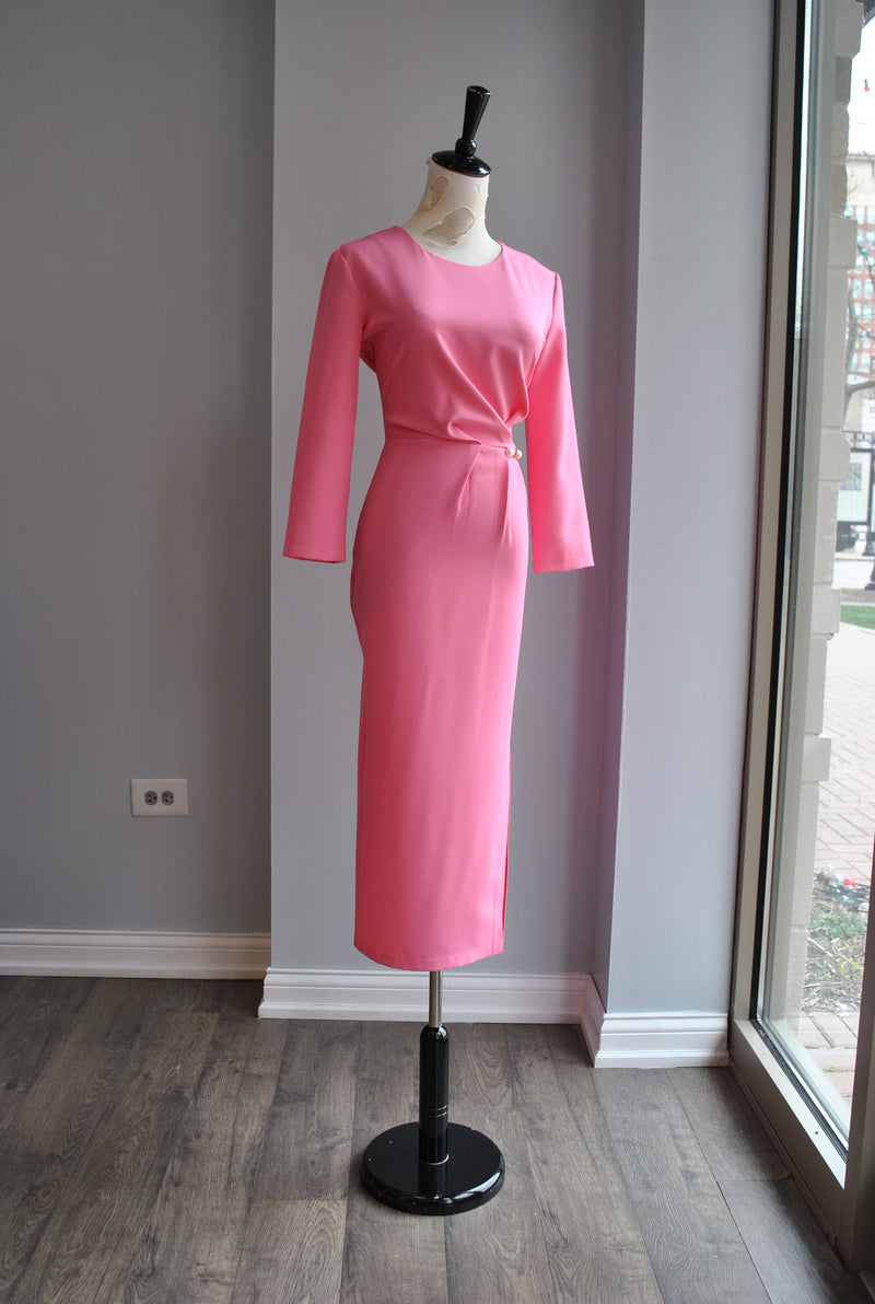 PINK MIDI DRESS WITH SIDE RUSHING AND A PIN