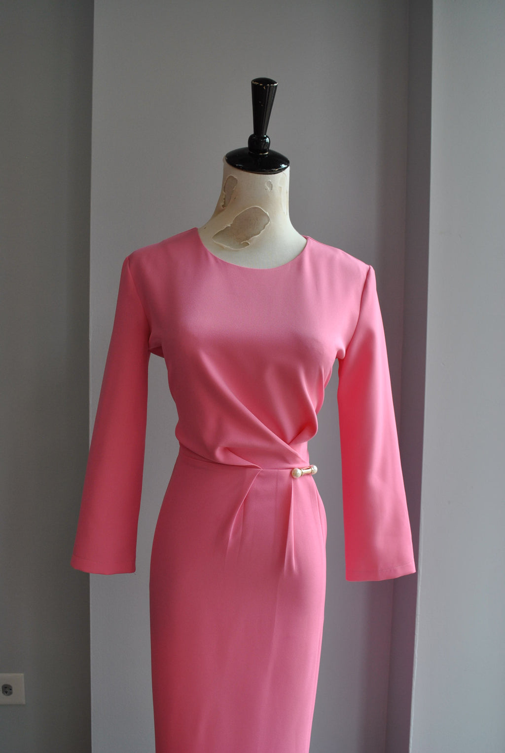 PINK MIDI DRESS WITH SIDE RUSHING AND A PIN