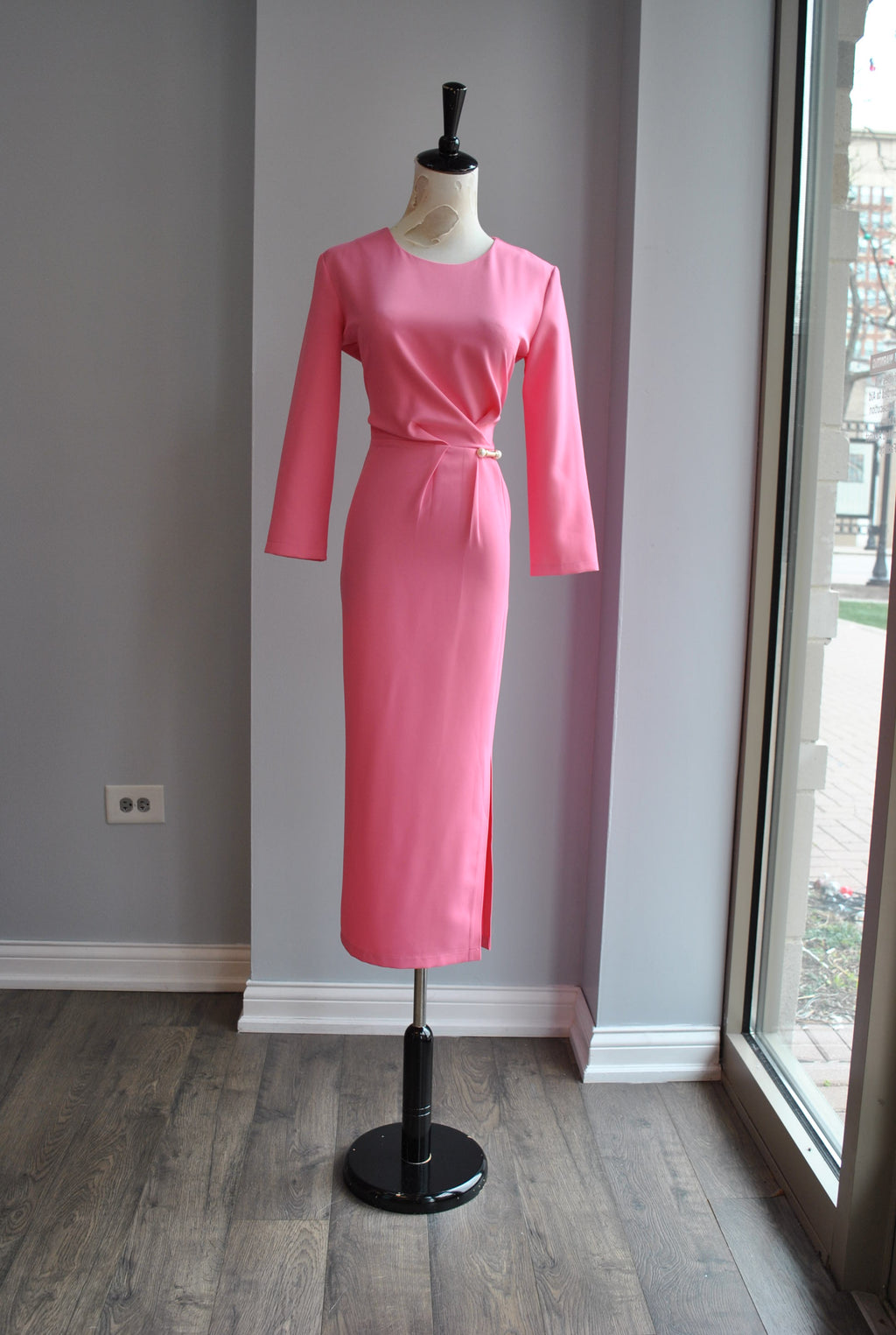 PINK MIDI DRESS WITH SIDE RUSHING AND A PIN