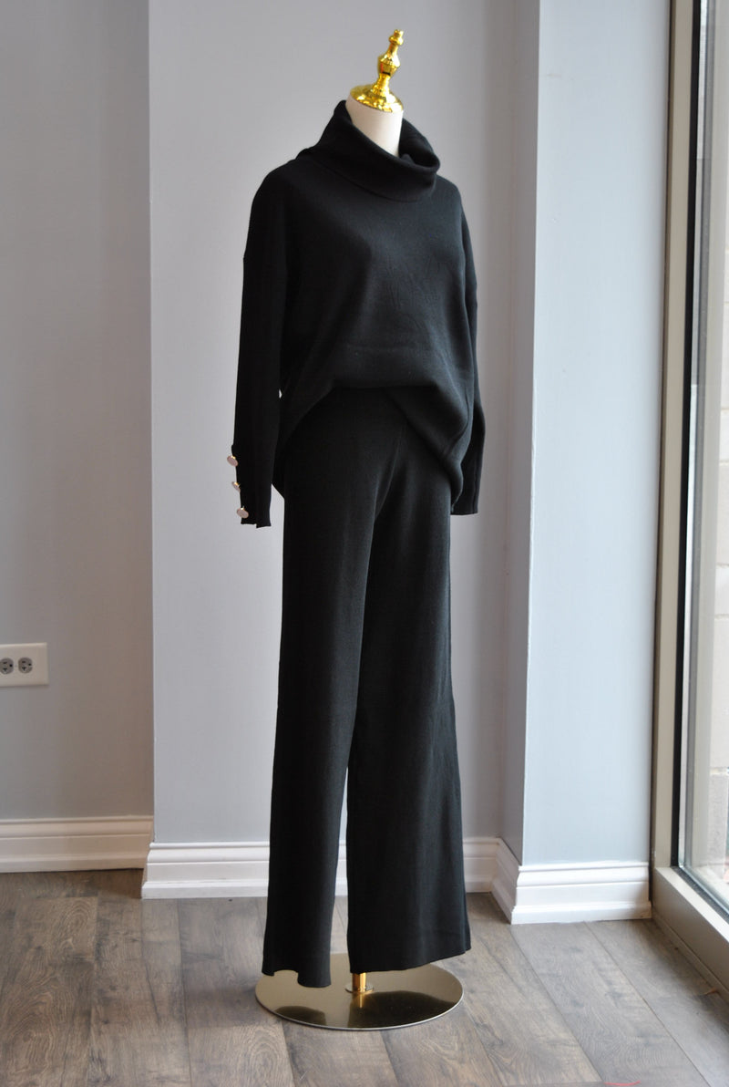 BLACK SWEATER SET OF FLAIR PANTS AND TURTLENECK SWEATER