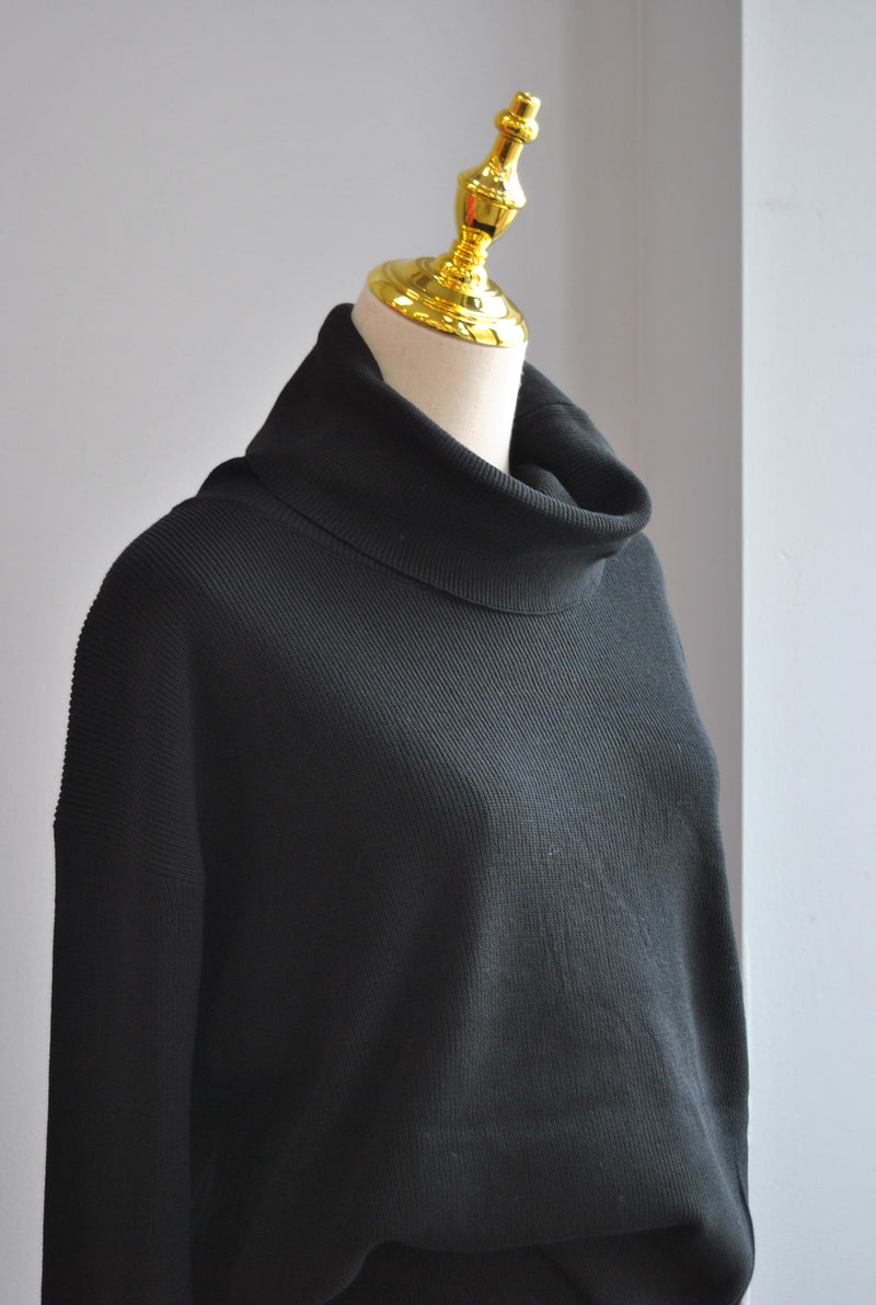 BLACK SWEATER SET OF FLAIR PANTS AND TURTLENECK SWEATER