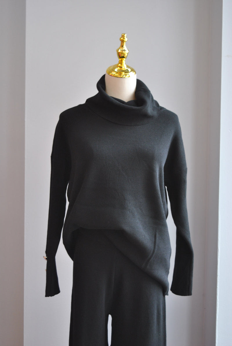 BLACK SWEATER SET OF FLAIR PANTS AND TURTLENECK SWEATER