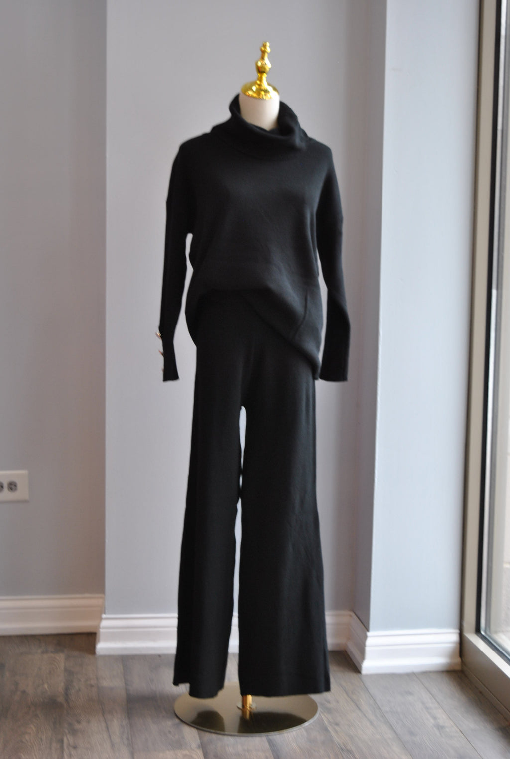 BLACK SWEATER SET OF FLAIR PANTS AND TURTLENECK SWEATER