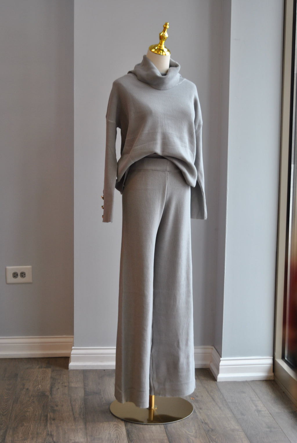 GREY SWEATER SET OF FLAIR PANTS AND TURTLENECK