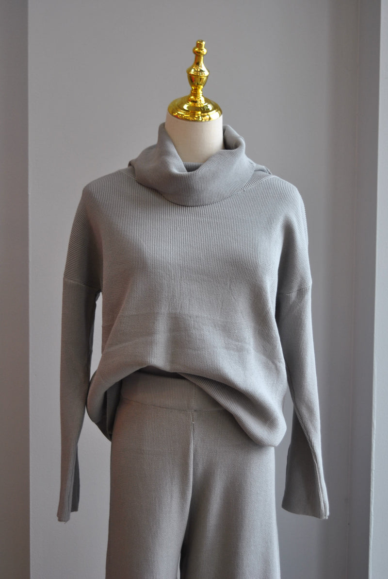 GREY SWEATER SET OF FLAIR PANTS AND TURTLENECK