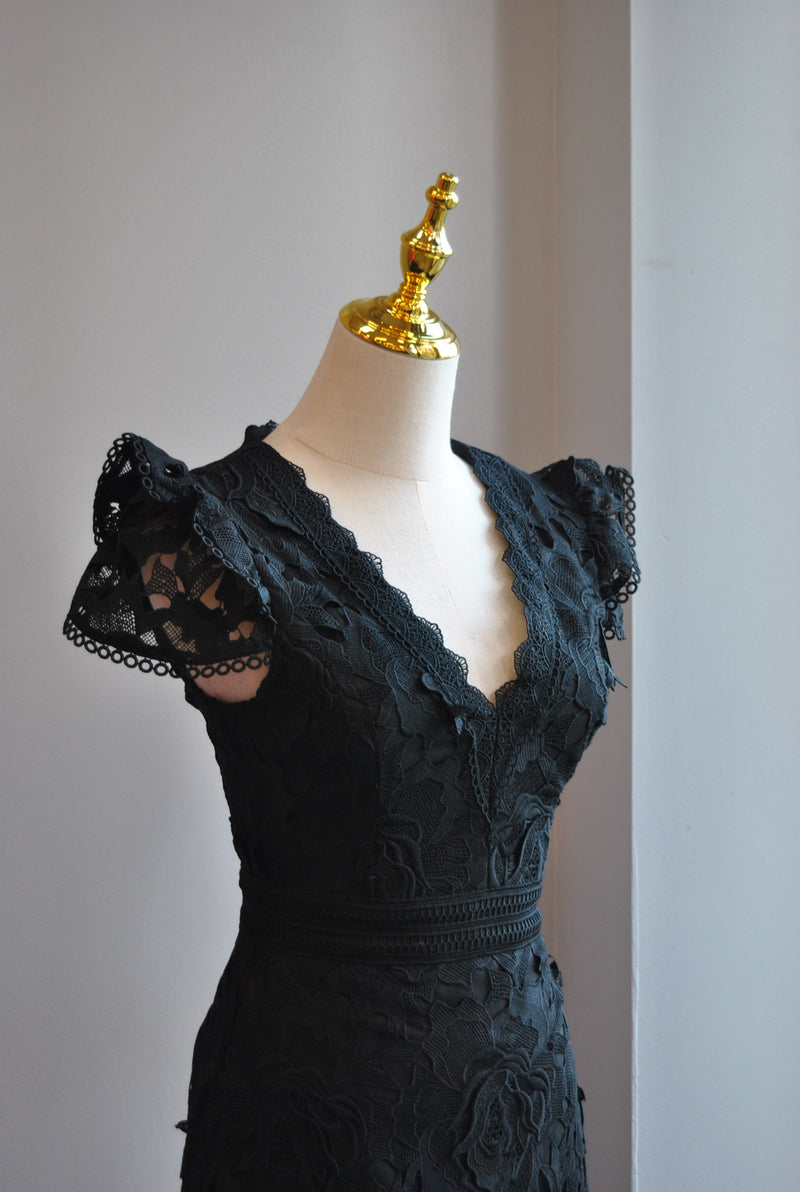 BLACK LACE DRESS WITH SHORT SLEEVES