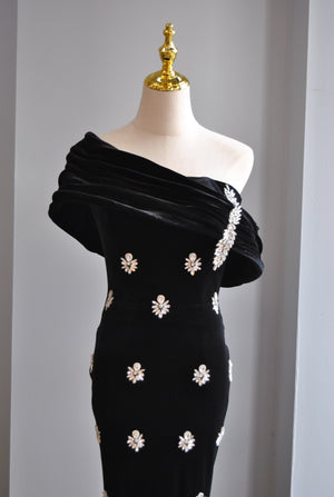 BLACK VELVET DRESS WITH