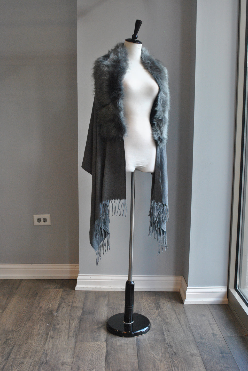 CHARCOAL GREY SHAWL WITH FAUX FUR