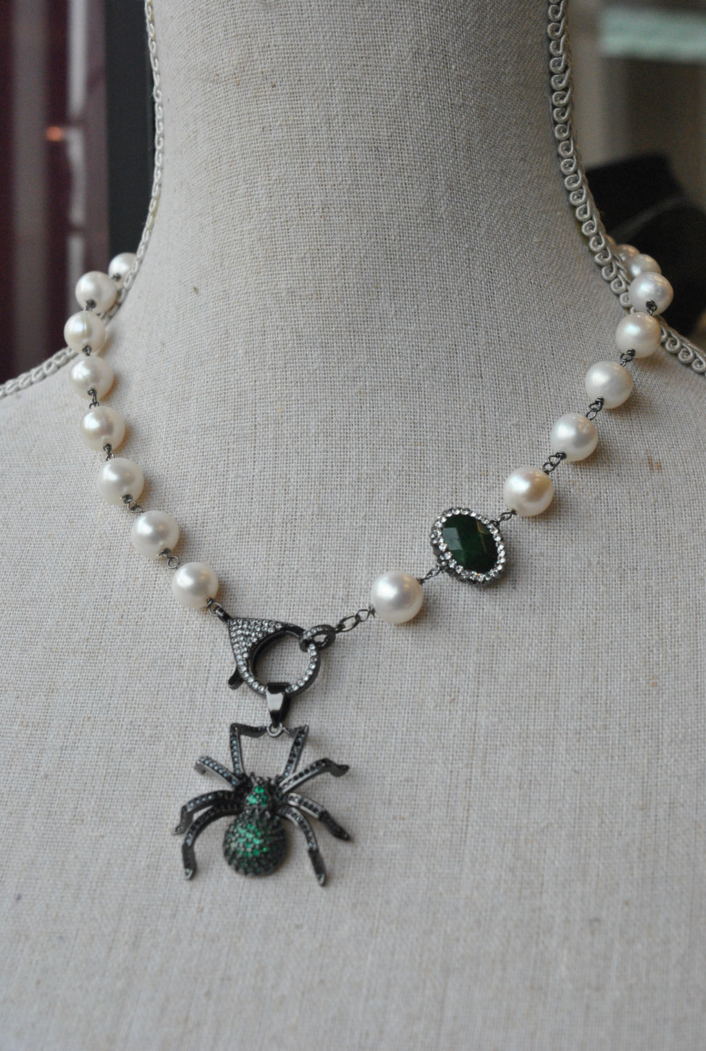 WHITE FRESHWATER PEARLS ASYMMETRIC NECKLACE WITH GREEN RHINESTONES SPIDER