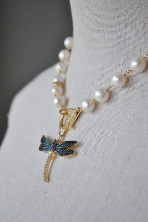 WHITE FRESHWATER PEARLS NECKLACE AND MULTICOLOR GOLD DRAGON FLY PENDANT